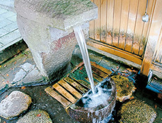 深浦町中心部に沸く「神明宮トヨの水」